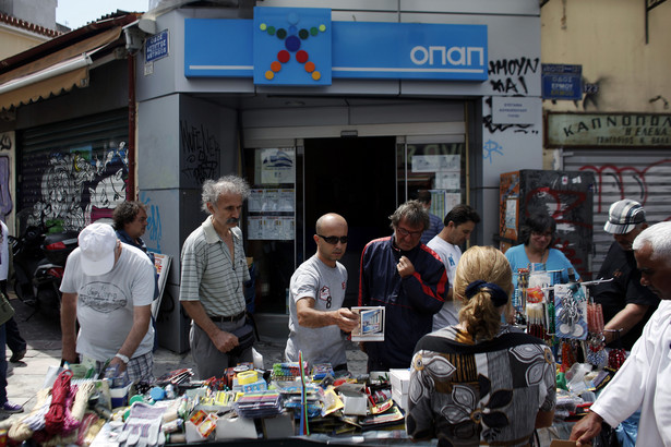 Grecy szukający okazji podczas wyprzedaży w ateńskiej dzielnicy Monastiraki