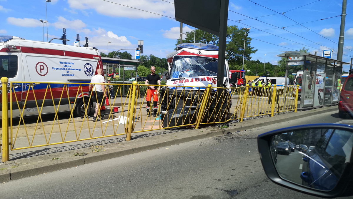 Tragiczny wypadek w Szczecinie. Kretka wjechała w przystanek