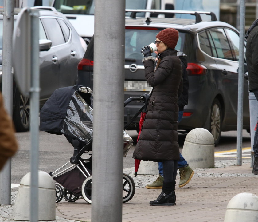 Marta Kaczyńska na spacerze z dzieckiem
