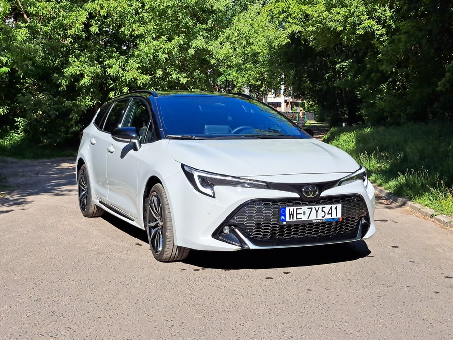 Toyota Corolla Hybrid Touring Sports wygląda dobrze, choć jej sylwetka jest stonowana. Auto dobrze wygląda w dwóch kolorach, choćby takich, jak na zdjęciu: czarnym i białym.