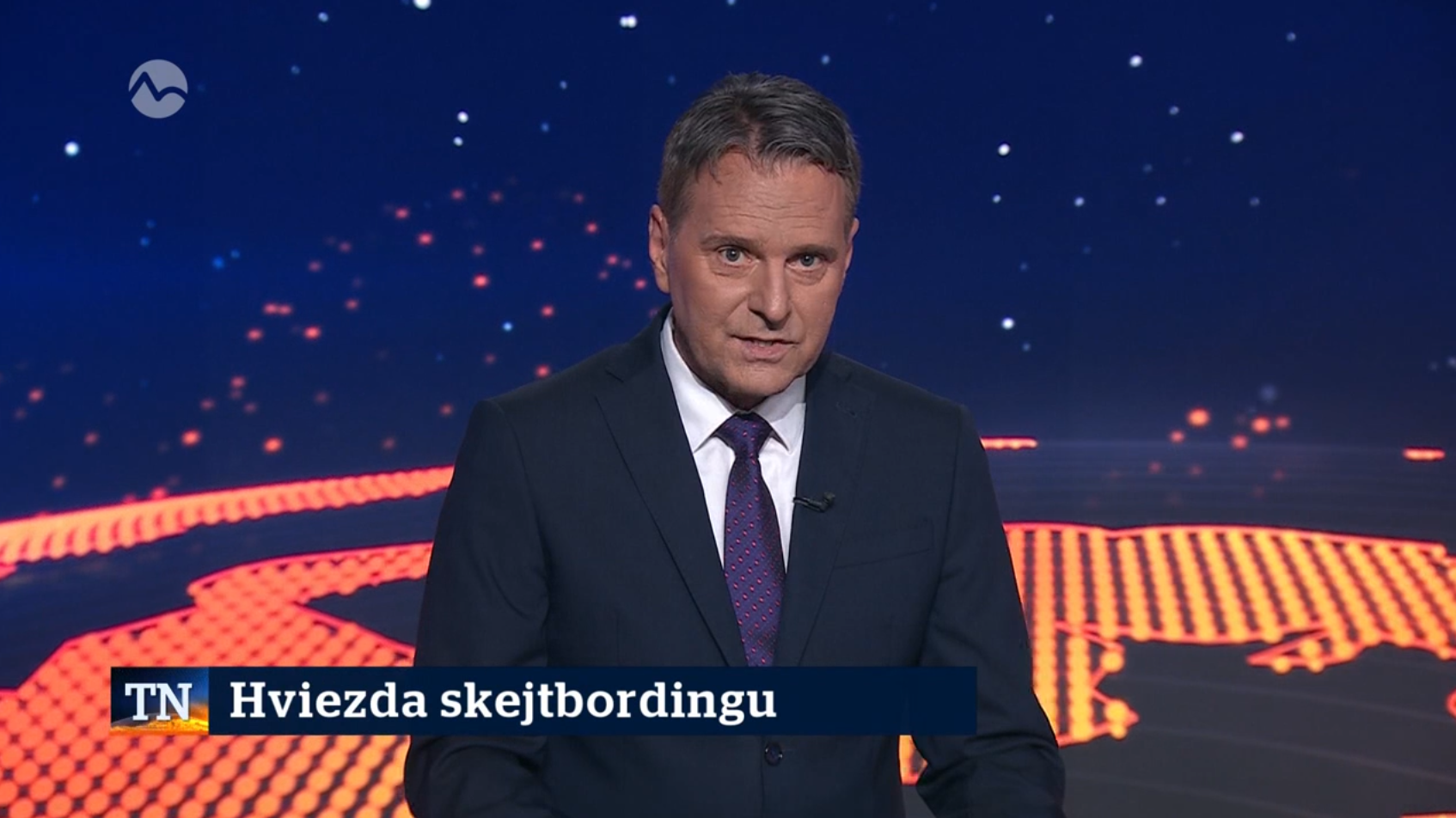 Moderátor Jaroslav Zápala počas improvizácie vo vysielaní Televíznych novín TV Markíza, 8. júla 2025