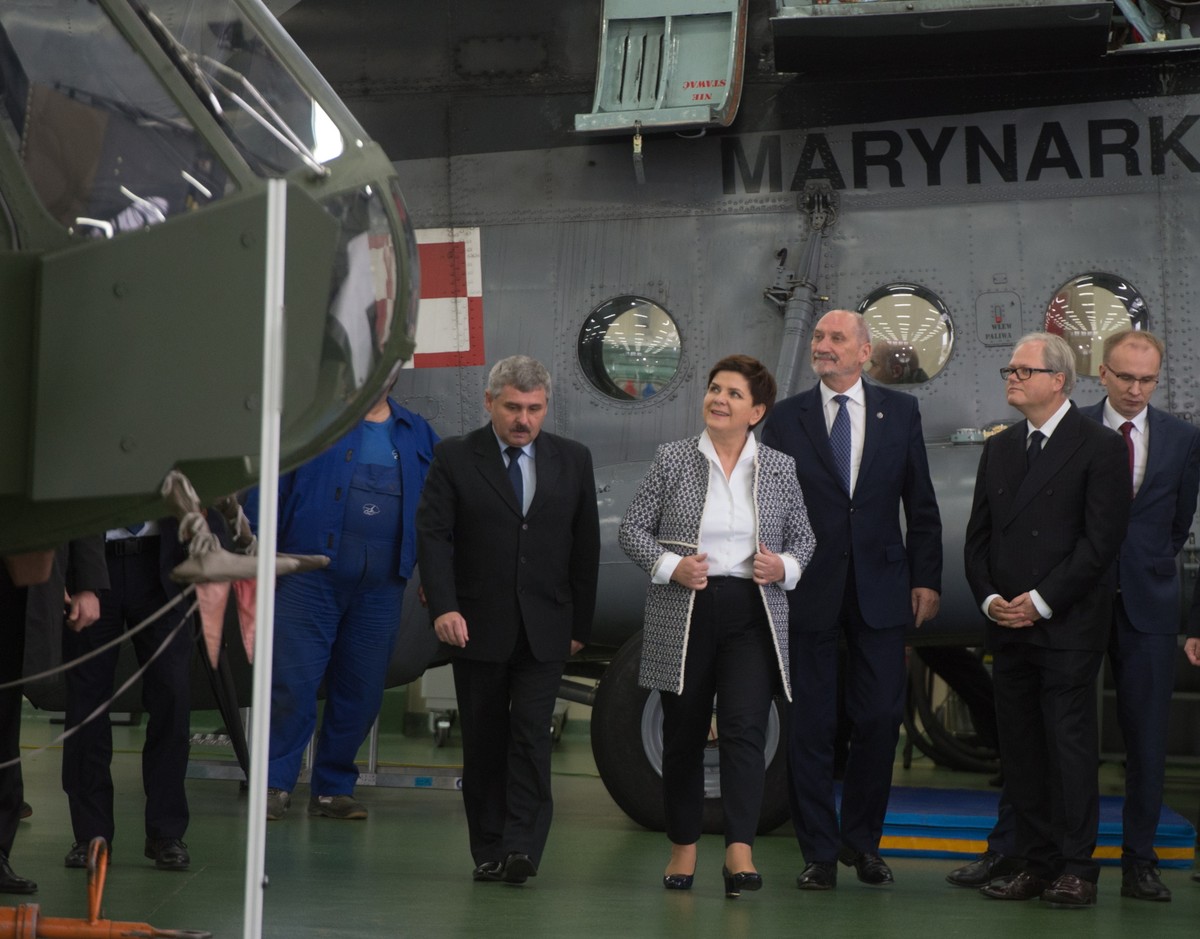 Premier Beata Szydło i minister obrony narodowej Antoni Macierewicz podczas wizyty w Wojskowych Zakładach Lotniczych Nr 1 w Łodzi.