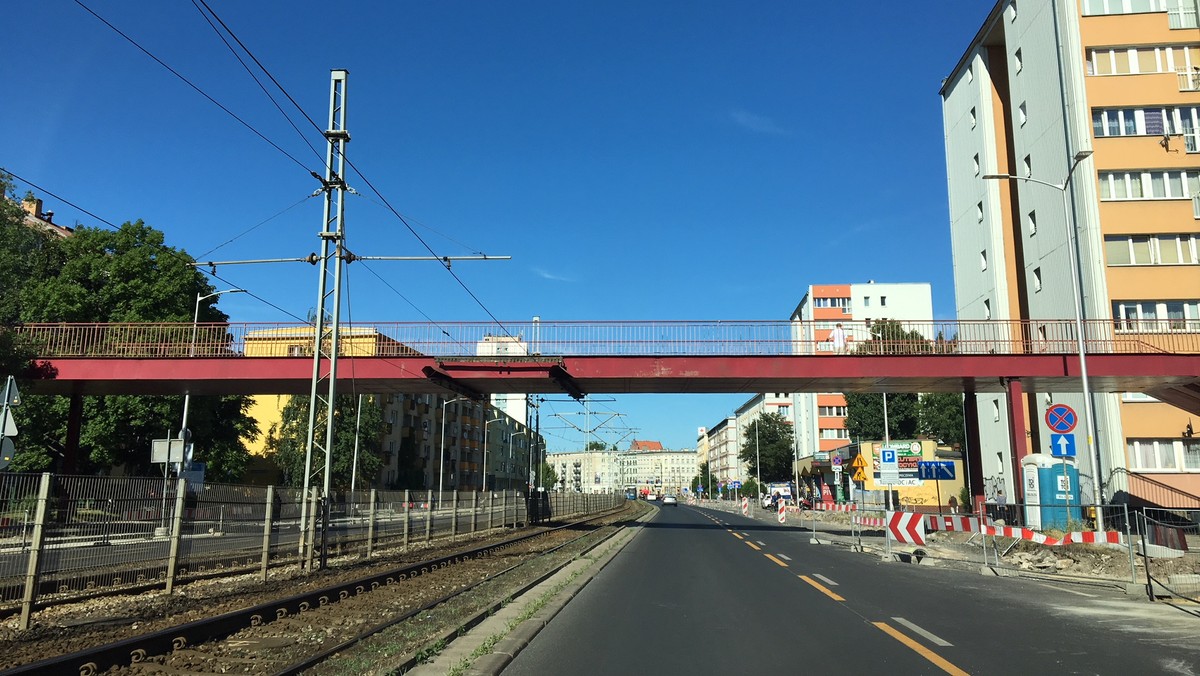 Robert Wagner, wrocławski polityk SLD, zbiera podpisy pod petycją o nielikwidowanie kładki nad ulicą Grabiszyńską. Tymczasem miasto szuka już firmy, która zajmie się demontażem reliktu z lat 80. Plan zakłada, że w miejscu kładki powstaną nowe przejścia i sygnalizacja świetlna.