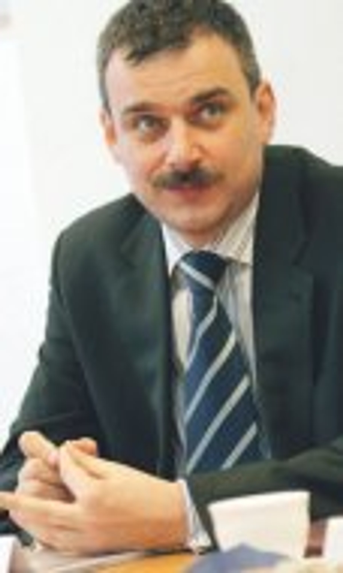 Prezydent Lech Kaczyński nie chce brać udziału w politycznej "wojence"; po informacjach o przebiegu sprzedaży stoczni nie zamierza organizować spotkania na wysokim szczeblu na wzór tego, jakie odbyło się w sprawie tzw. afery hazardowej - powiedział Paweł Wypych. Fot. DGP