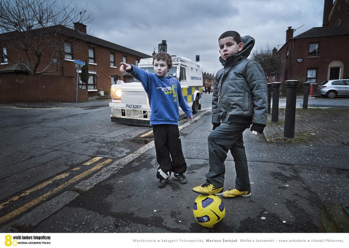 Kategoria reportaż - Mariusz Śmiejek ,,Walka o tożsamość - nowe pokolenie w Irlandii Północnej”. Choć konflikt w Belfaście skończył się w 1998 r., rząd brytyjski i Unia Europejska wciąż pompują tam miliony funtów, by utrzymać pokój, a to nie jest łatwe. Pilnują go bowiem byli i obecni członkowie organizacji paramilitarnych, zarówno katolików, jaki protestantów. W XXI w. w Europie wciąż stawiane są pytania o tożsamość. Czy mieszkańcy Irlandii Północnej są Brytyjczykami, Irlandczykami czy Północnoirlandczykami?