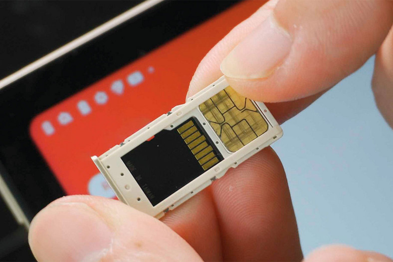 Wszechstronny: gniazdo na drugą kartę SIM lub jedną kartę SIM i jedną microSD 