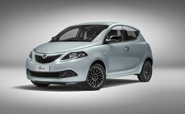 Lancia Ypsilon niespodziewanie po 11 latach zaliczyła face-lifting. Samochód produkowany w tyskiej fabryce cały czas cieszy się niesłabnącą miłością Włochów