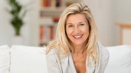 Jak pielęgnować włosy w czasie menopauzy?