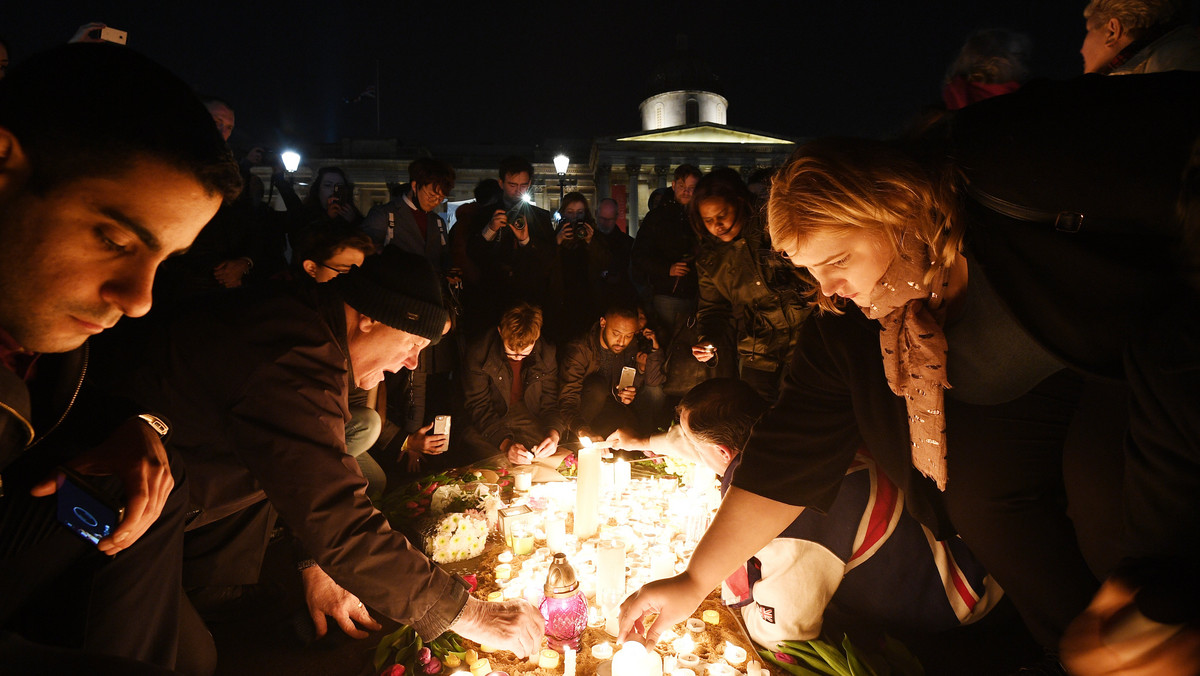 Kilkaset osób zebrało się wieczorem na nocnym czuwaniu na Trafalgar Square w centrum Londynu, by złożyć hołd ofiarom wczorajszego zamachu w pobliżu brytyjskiego parlamentu, podczas którego zamachowiec zabił cztery osoby i ranił około 40.