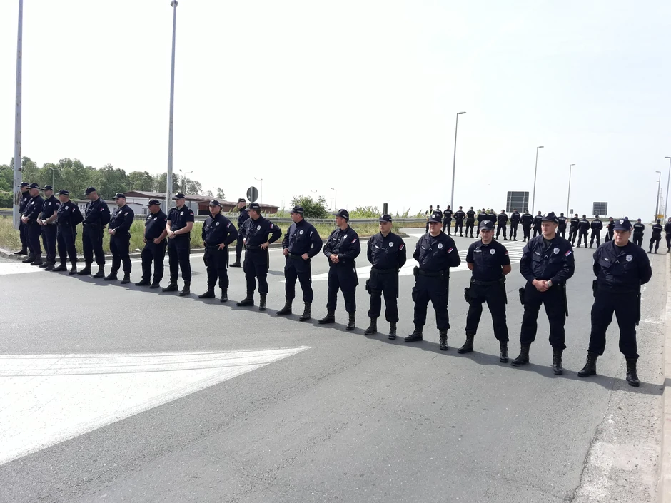 Kordon ispred naplatne rampe 