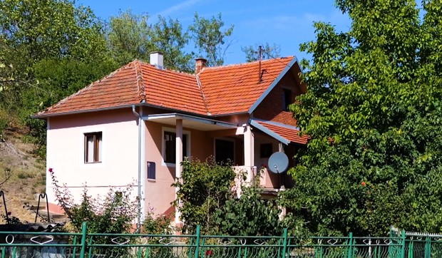 Pevačica u selu Grejač slavi sa porodicom Uskrs