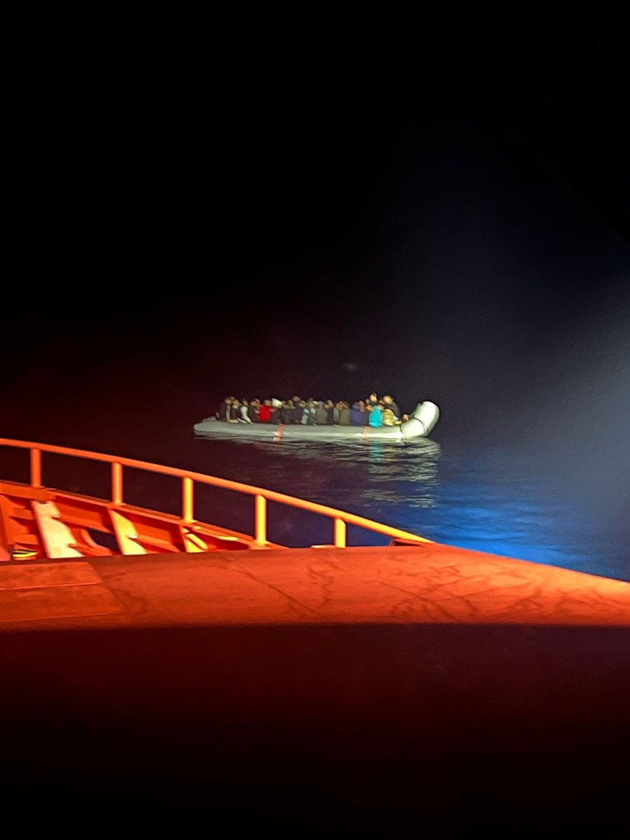 El Salvamento rescata a 112 migrantes en dos pateras cerca de Lanzarote