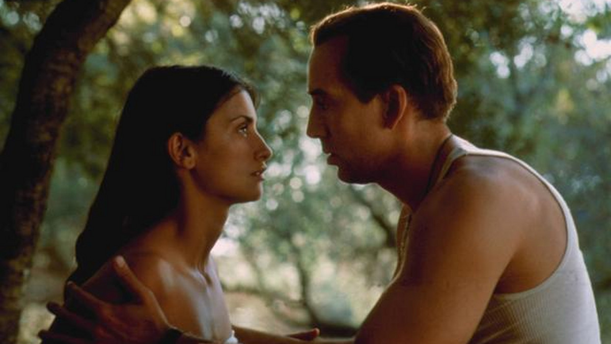 "Kapitan Corelli", reżyseria: John Madden. Obsada: Nicolas Cage, Penélope Cruz, John Hurt, Christian Bale. 2001.