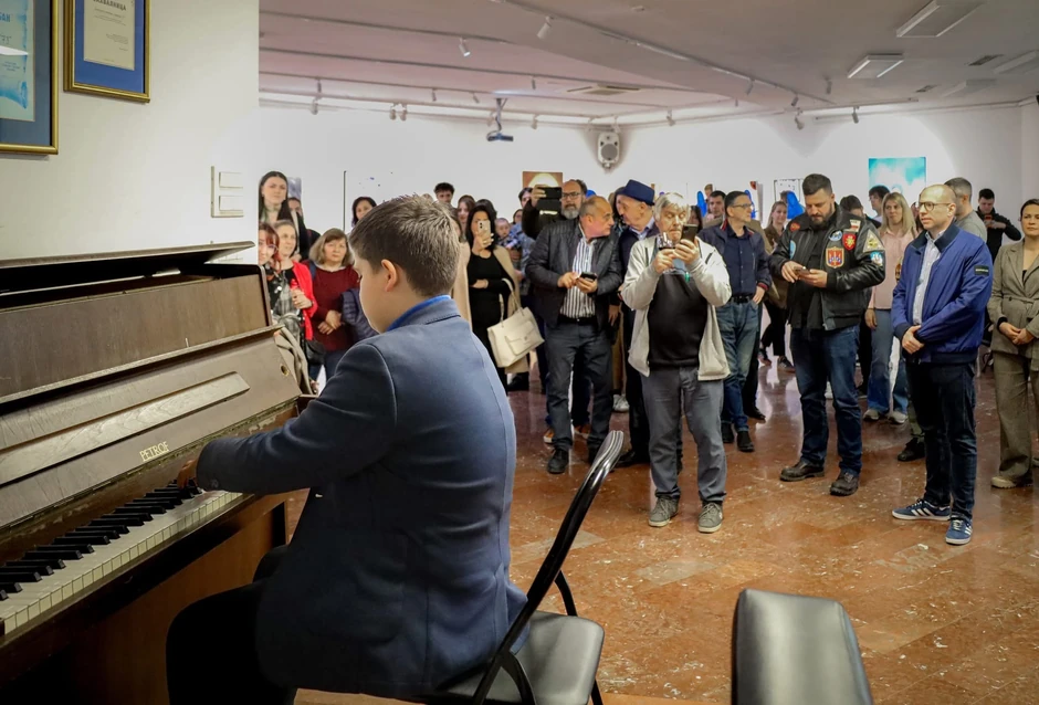 Pijanista David Božić otvorio izložbu "Teaser" u Galeriji 73