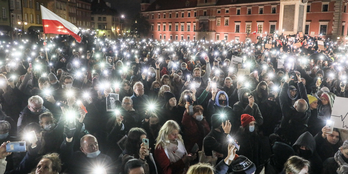 Minuta ciszy podczas marszu ku pamięci Izy S. w Warszawie.