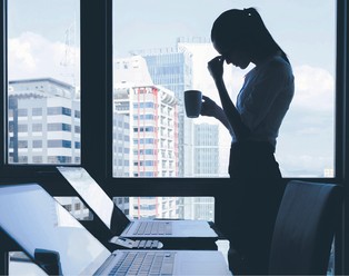 Zetki są bardziej nieszczęśliwe od pokolenia swoich rodziców. Co najmocniej wpłynęło na zmianę „krzywej szczęścia”?