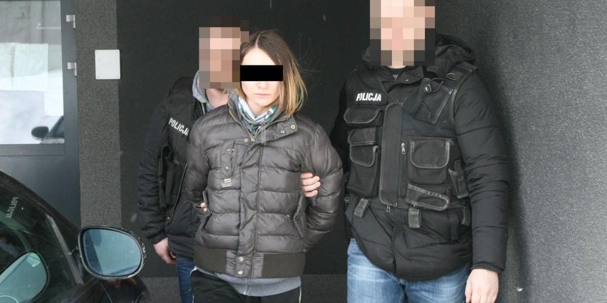 Z atrapą broni napadła na Żabkę. Policjant ukrył się ze strachu