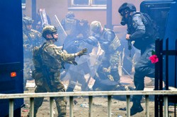 Starcia w Kosowie. Kilkudziesięciu żołnierzy NATO zostało rannych