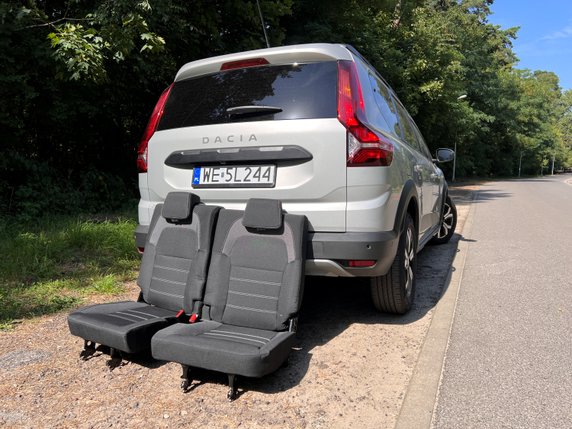 W Dacii Jogger wyjmowanie foteli ostatniego rzędu jest proste, nieco więcej trudu kosztuje ponowny ich montaż.