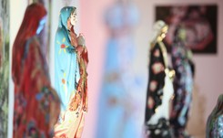 'W każdej figurce wyrażała inne emocje'. W Warszawie otwarto wystawę 'Madonny' Kory [WIDEO]