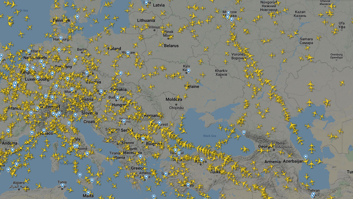 Samoloty omijają przestrzeń powietrzną Ukrainy z obawy przed wojną z Rosją