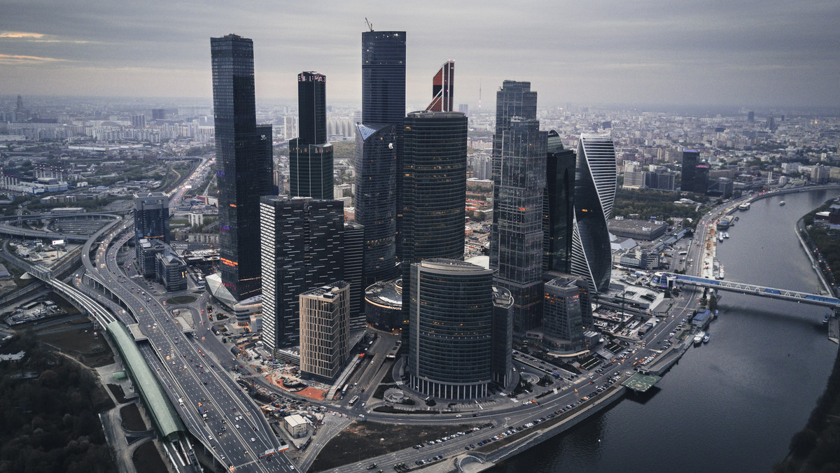 Powodem jest to, że zagraniczni producenci wind — amerykański Otis, fiński Kone i niemiecki ThyssenKrupp Elevator — opuścili rosyjski rynek <a href="https://kultura.onet.pl/wiadomosci/problemy-rosyjskich-kin-nie-ma-nawet-popcornu/enmsvdj" id="9ae9eb56-4147-4180-bfc5-0d22c99fe30c">z powodu sankcji związanych z inwazją Rosji na Ukrainę</a>. Ich łączny udział w rosyjskim rynku to ponad 20 proc., udziały innych producentów nie są duże: szwajcarski Schindler miał 0,7 proc., a grecki Kleemann 0,4 proc. 