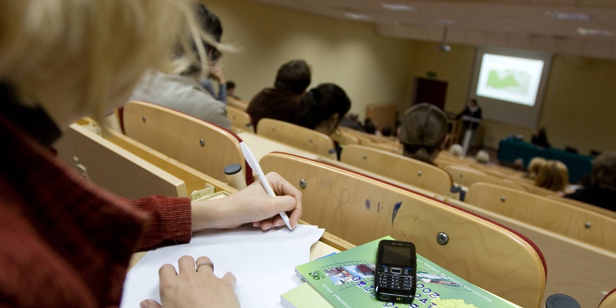 Ręczne notowanie jest bardziej skuteczne od zapisywania na laptopie