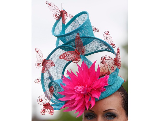 Jeden z kapeluszy drugiego dnia wyścigów konnych w Ascot