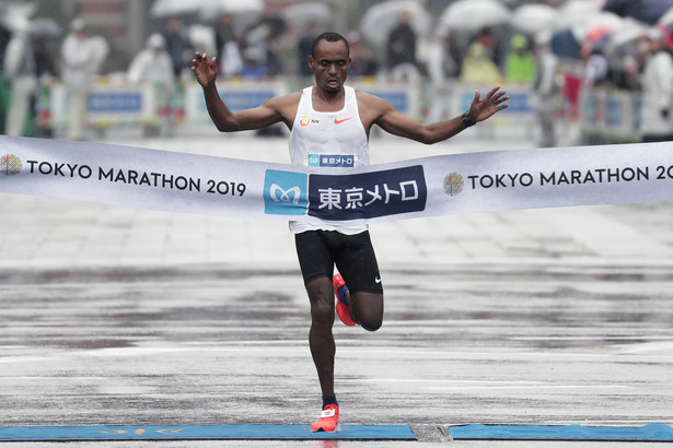 Etiopczyk Birhanu Legese na mecie tokijskiego maratonu w 2019 roku