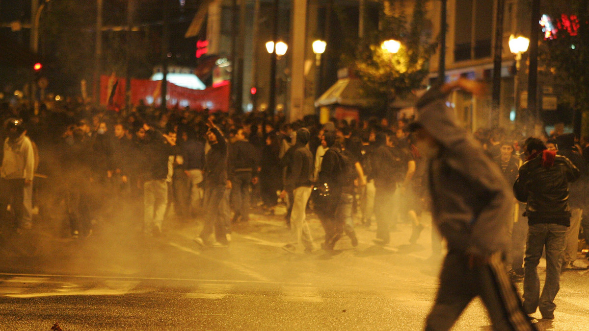 Tysiące ludzi przeszły ulicami Aten, by uczcić rocznicę protestów studenckich z 1973 roku. Grecka policja użyła gazu łzawiącego przeciwko małej grupie demonstrantów rzucających kamieniami.