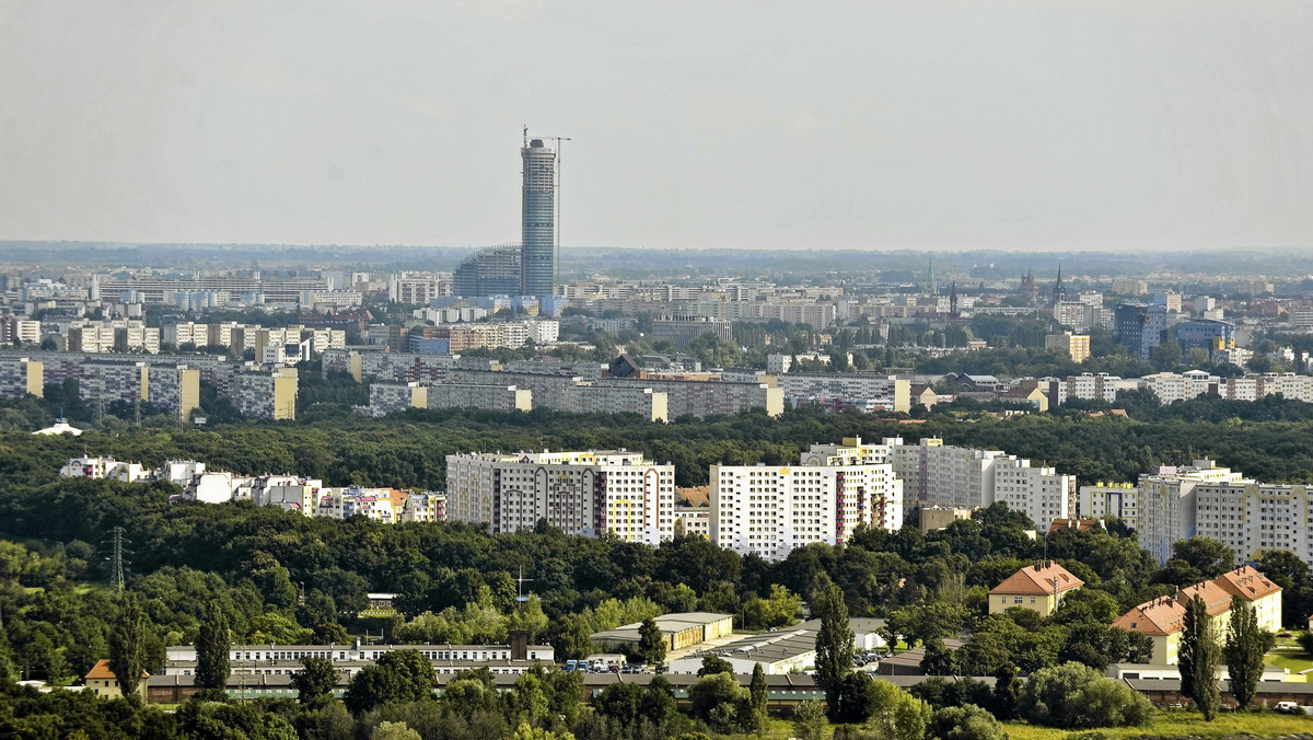 W środę zakończą się prace konstrukcyjne na Sky Tower - najwyższym budynku mieszkalnym w Polsce. Olbrzym, budowany przy ul. Powstańców Śląskich wzniesie się na wysokość 212 metrów. Wtedy też, na budowie pojawi się inwestor, czyli wrocławski miliarder Leszek Czarnecki - podaje serwis Wrocław naszemiasto.pl