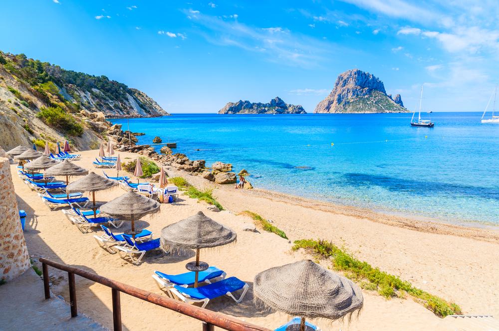 Ibiza nie je len o nekonečnej zábave, ale aj o relaxe na pláži.