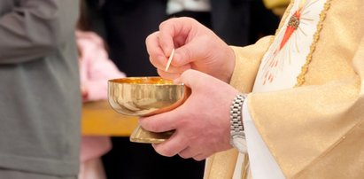 Zakażony ksiądz udzielał komunii wiernym. Sanepid szuka tych osób