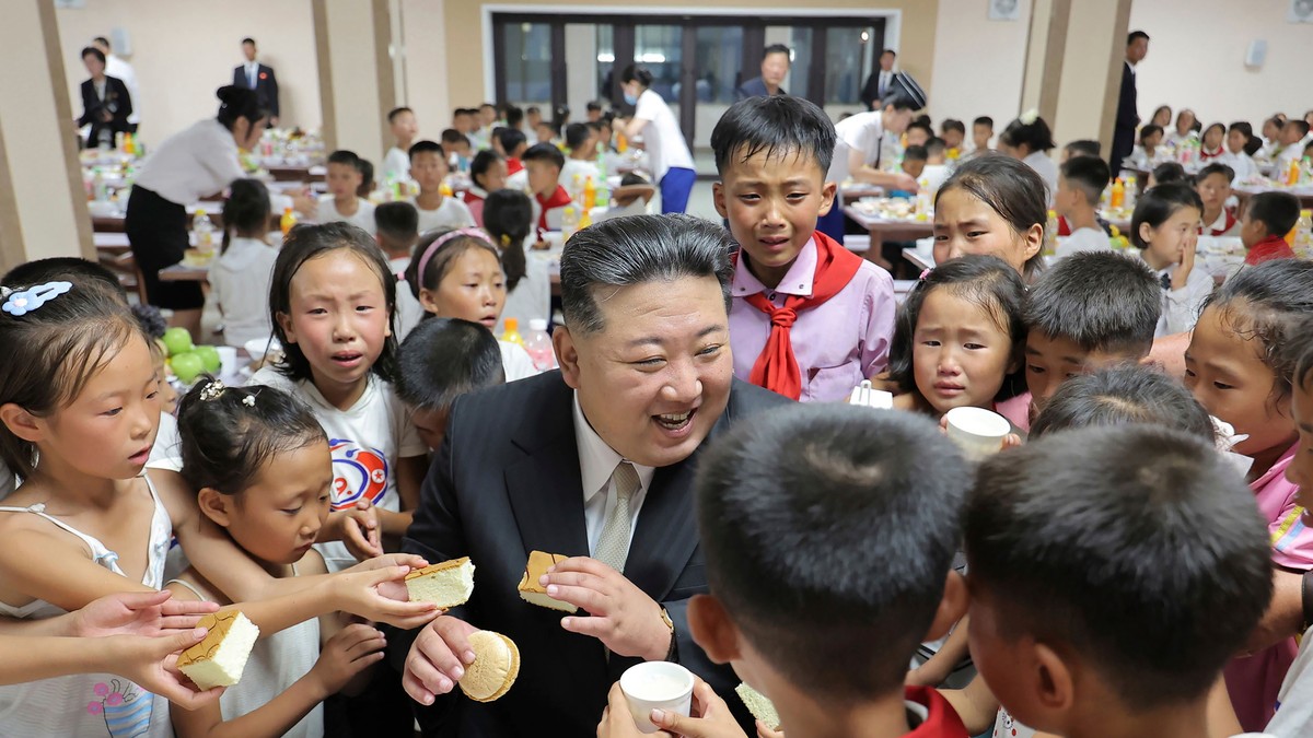 Kim, a jóságos – Mosolyog, megtekint, gyerekeket ölel az első számú észak-koreai vezető diktátor főtitkár – Fotók