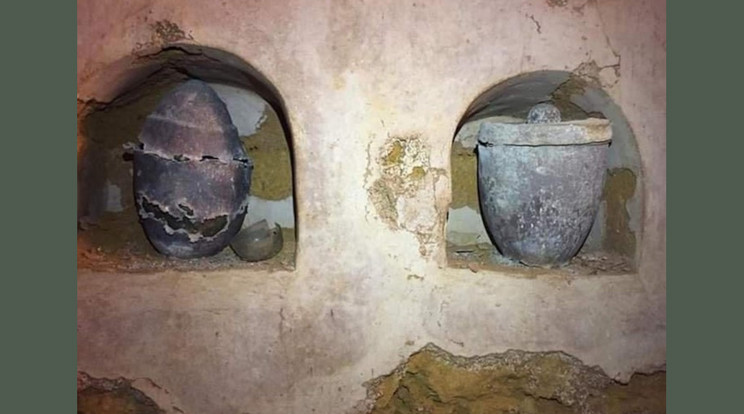 A sírkamrában elhelyezett urnák nem csak az emberek maradványait őrizték meg, hanem valamennyit a történetükből is, hiszen a velük eltemetett tárgyak, és az illetszer egy keveset megmutatott abból, hogy kik voltak valójában. A megfejtett kétezer éves parfümrecept igazi ajándék a kései utókornak. / Fotó: Cordobai Egyetem