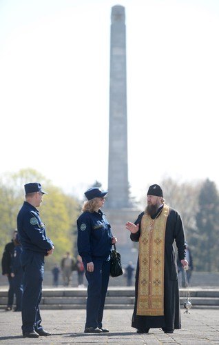 Uczestnicy rosyjskiego rajdu samochodowego 'Drogami Chwały'