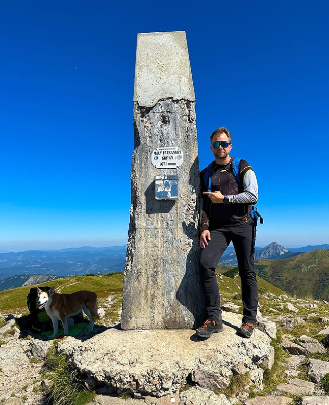 Spevák Tomáš Bezdeda.