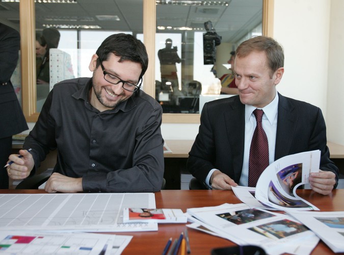 Dyrektor Artystyczny Piotr Grzybowski pomaga premierowi w doborze zdjęć