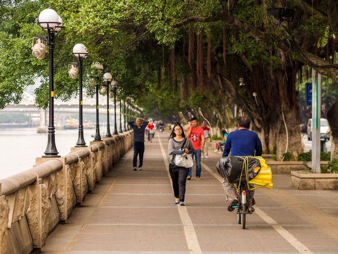 Deptak po obu brzegach rzeki Perłowej to wymarzone miejsce na wieczorne spacery. Podświetlone wszystkimi kolorami tęczy mosty i barki wprowadzają magiczny nastrój, kamienne ławeczki pozwalają na chwilę wytchnienia, tło muzyczne zapewniają liczne grupy Chińczyków tańczących, śpiewających lub uprawiających na deptaku wieczorną gimnastykę.