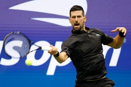 Novak promenio MOĆNU CRNU OPREMU i u 2. kolu obukao “NAJDOSADNIJU MOGUĆU KOMBINACIJU”: Izgled se AMA BAŠ NIKOME nije svideo, pa se mole organizatori da Đoković samo NOĆU IGRA