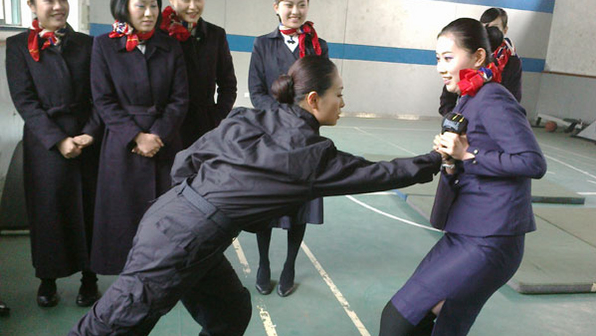 China Eastern Airlines postanowiły przeszkolić swoje stewardesy w zakresie sztuki walki. Odtąd środkiem na przywrócenie porządku na pokładzie w przypadku niesfornych pasażerów czy obecności terrorystów ma być kung-fu.