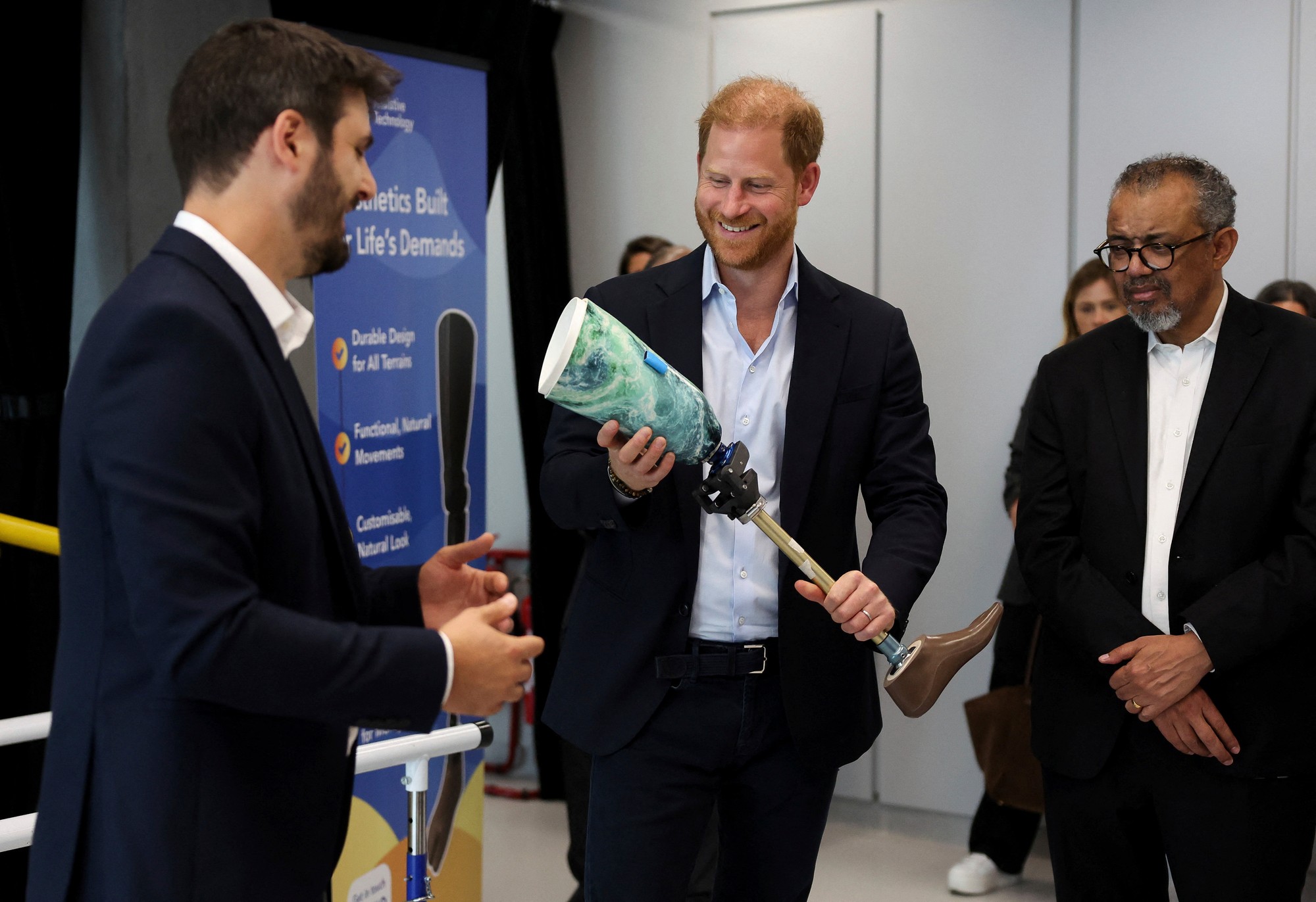 Britský princ Harry pri odchode po návšteve Centra pre štúdium poranení výbuchom na Imperial College v Londýne.
