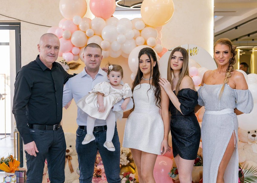 Porodica Cvetkov na proslavi prvog rođendana najmlađe Teone; sleva - otac Zoran, Miloš, supruga Anđela, sestra Petra i majka Lenče