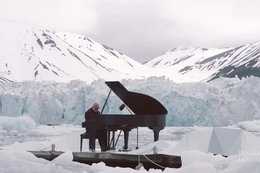 Włoski pianista i jego występ na pływającej scenie pośrodku Arktyki