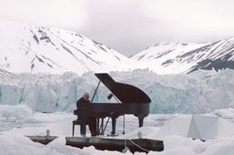 Włoski pianista i jego występ na pływającej scenie pośrodku Arktyki