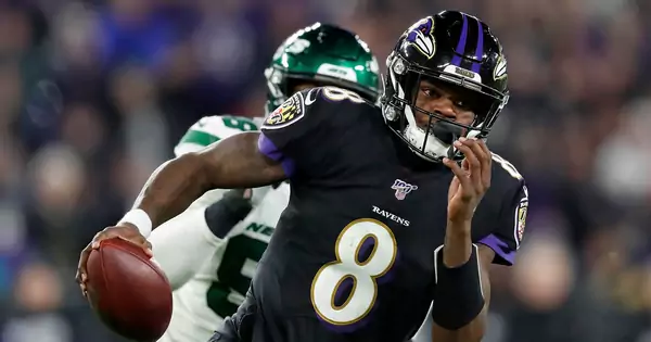 Lamar Jackson Handed Out Extra Jerseys for Jets Players Postgame