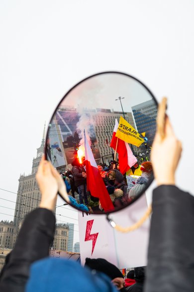 Warszawa, 13 grudnia 2020 r. Protest antyrządowy "Idziemy po wolność. Idziemy po wszystko". Wiele organizacji dołączyło do protestu Strajku Kobiet w 39. rocznicę wprowadzenia stanu wojennego w Polsce