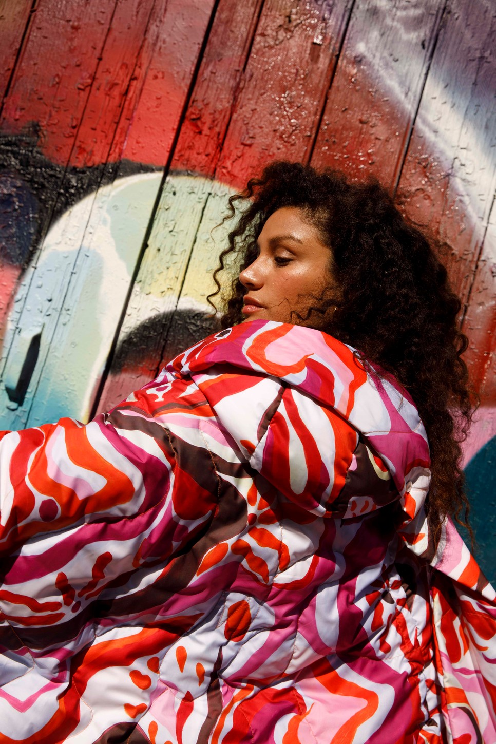 Poprádi Flóra, a Cukovy tervezője a saját maga tervezte kabátot viseli