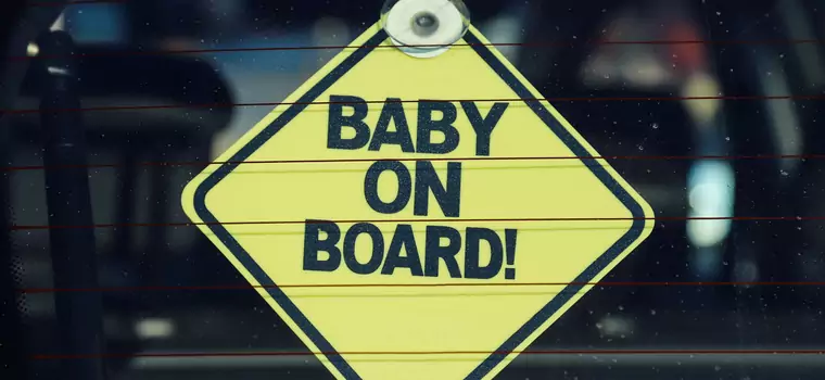 Uwaga na samochodowe naklejki z imieniem dziecka. Mogą być niebezpieczne