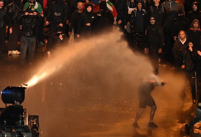 Mecz, którego arbitrem głównym jest Daniel Stefański, zszedł na plan dalszy w obliczu gwałtownych zamieszek na ulicach w okolicach stadionu.